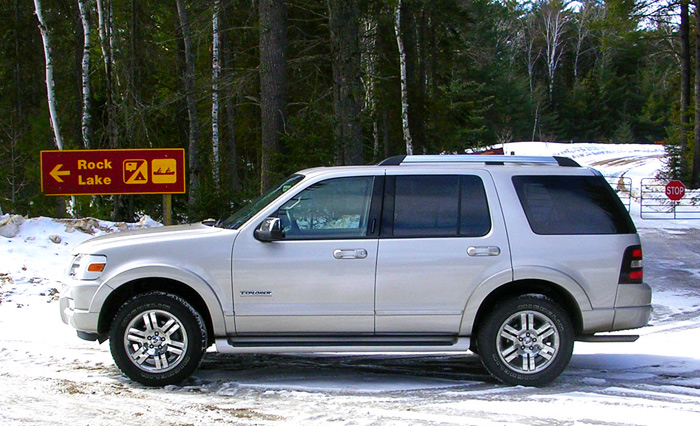 2004 ford explorer xlt v8 towing capacity