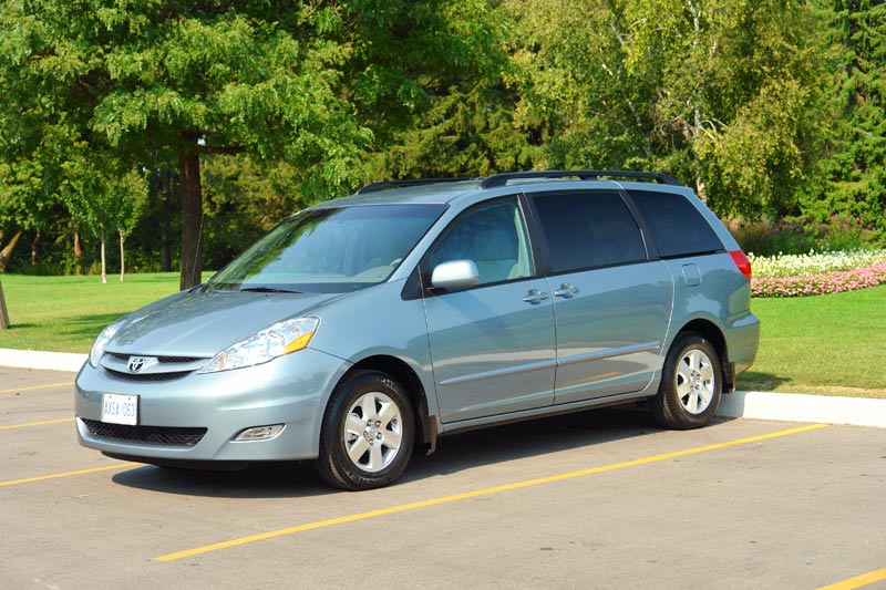 minivan toyota 2010